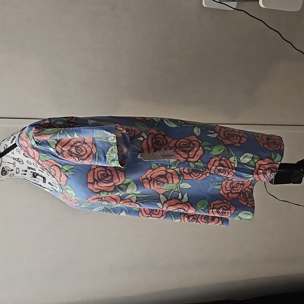 LuLaRoe Classic T Women's Medium Short Sleeve Shirt Rose & Thorn NWT